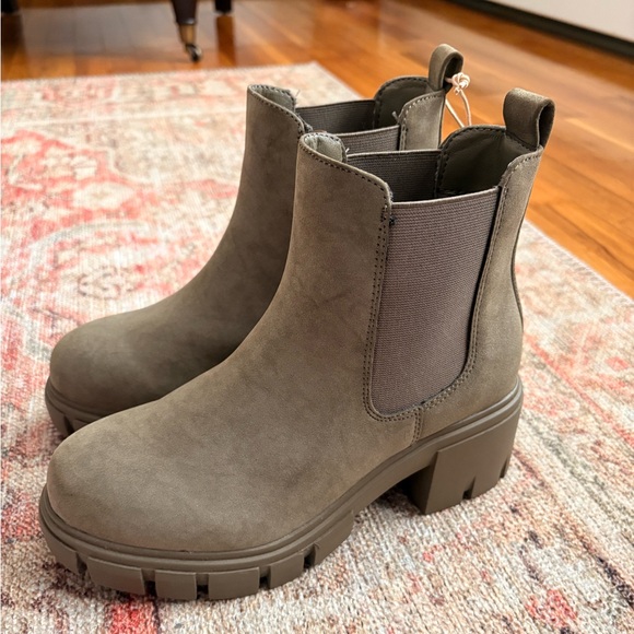 NWT Mia Olive Khaki Suede Chelsea Boots - Picture 3 of 7